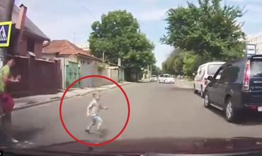 В Кишиневе водитель едва не сбил внезапно выбежавшего на дорогу ребенка.