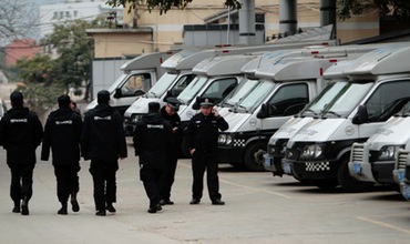 По словам местных властей, трое представителей компании арестованы за незаконное получение средств. Фото: Alex Lee / Reuters