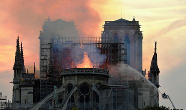 Пожар в Нотр-Даме, скорее всего, связан с разгильдяйством.