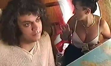 Певица поделилась записью 1996 года, на котором запечатлён отдых артистов во время длительного перелёта.