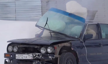 В результате эксперимента у автомобиля погнулись двери и рамки, выбило стёкла и люк.