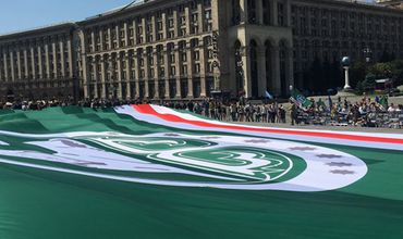 На Майдане Независимости в Киеве военные отдельного президентского полка днем 13 августа развернули национальный флаг непризнанной Ичкерии.