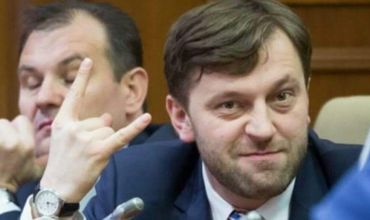 Алайба предпочитает получать зарплату наличными и не пользуется картой.