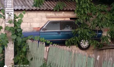 Необычное строительство: в селе Чебановка в стену вмуровали BMW.