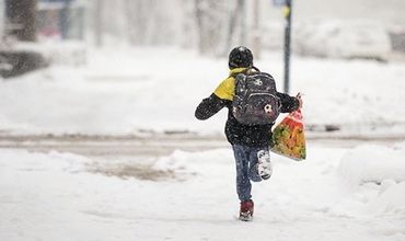 Более 140 учащихся пропустили уроки из-за непогоды.