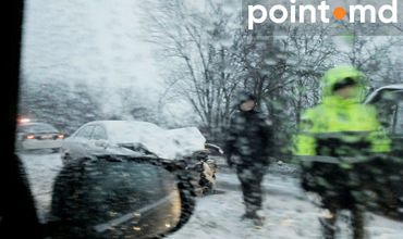 На выезде из Кишинева произошло ДТП с участием двух автомобилей.