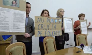 Протестующие призвали мэрию &#34;не ставить крест на образовании&#34;.