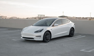 Tesla сняла с продажи свой самый дешевый электромобиль.