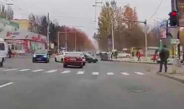 На Ботанике из-за аварии с такси перевернулся автомобиль.
