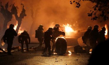 В центре Афин после мирной акции, посвященной 10-летию убийства полицейским 15-летнего подростка.