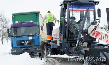 Водителю пришлось ночевать на трассе из-за погодных условий.