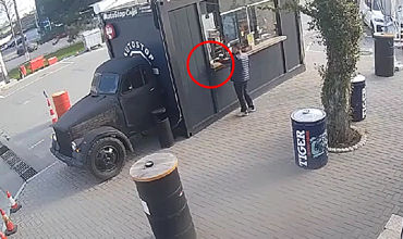 В Кишиневе парень украл банку с чаевыми в кафе: момент попал на камеру.