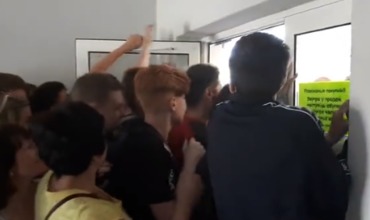 Белорусы устроили давку на открытии секонд-хенда.