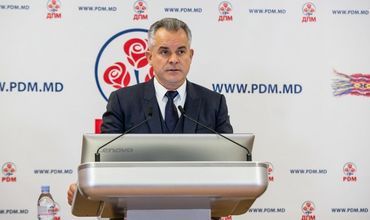 Лидер демократов сообщил, что партия и он лично получили много жалоб от граждан после закрытия школ.