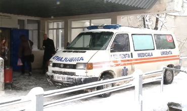 Вчера в результате образовавшейся на дорогах столицы гололедицы в Институт скорой помощи обратились десятки людей.