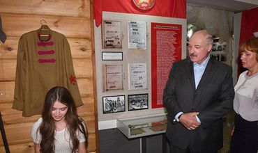 По информации издания, Лукашенко случайно встретил Василевич среди экскурсантов в музее агрогородка Вишов.
