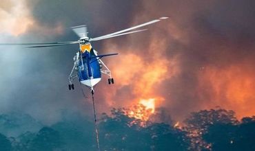 В Австралии лесной пожар заблокировал на пляже тысячи людей.