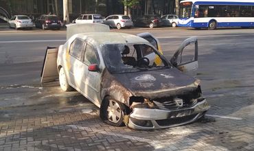 В столице на заправке сгорела машина такси.