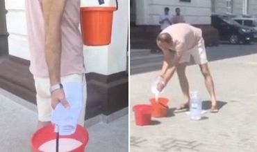 Активист, обливший молоком Октавиана Армашу, протестовал у Генпрокуратуры.