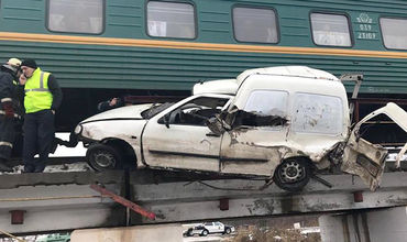 Поезд Кишинев-Москва протаранил автомобиль: один человек погиб
