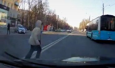 На Рышкановке невнимательность пешехода чуть не обернулась трагедией.