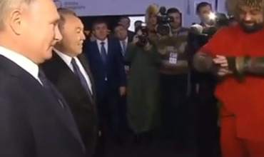Путину подарили узел из гвоздей.