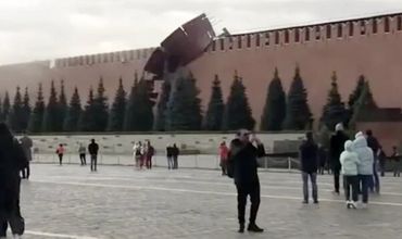 Сильный ветер сорвал строительные леса и зубцы со стен Кремля в Москве.
