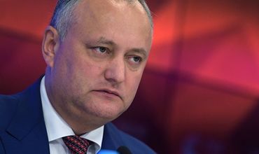 Додона четыре раза временно отстраняли от обязанностей.