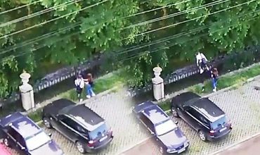 Две девушки попытались перелезть через ограду столичного парка «Дендрарий».