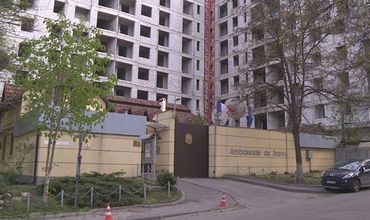 Масштабное строительство вот уже 2 года продолжается у стен посольства Франции в Молдове.