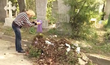 Уборка перед пасхальными праздниками проводится не только в домашних хозяйствах, но и на кладбищах.