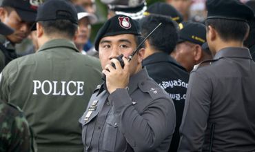Полиция Таиланда задержала двоих человек в связи со взрывами на курортах.