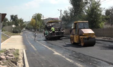 В Комрате, несмотря на День города, продолжался ремонт городских дорог