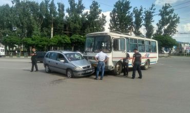 ДТП в Бельцах: минивэн не уступил дорогу рейсовому автобусу.