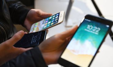 Два смартфона с OLED-дисплеем будут иметь диагональ 5,8 и 6,5 дюйма.