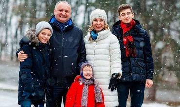 Глава государства и его семья, как и большинство граждан страны, празднуют Рождество традиционно 7 января.