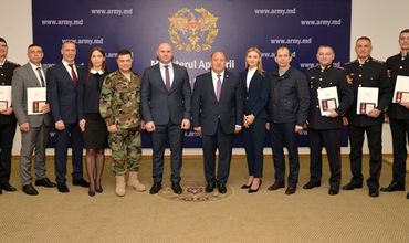 Войку наградил медалями офицеров Службы государственной охраны.