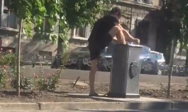 В Кишинёве молодой человек помыл ноги в фонтанчике для питья.