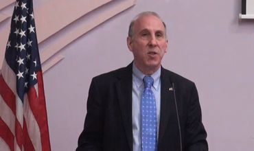 Посол США в Молдове Джеймс Петтит призвал парламент республики как можно скорее запретить трансляцию российских телеканалов.