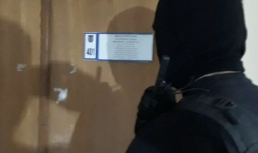 Задержанный сотрудник Налоговой службы подозревается в крупной взятке.