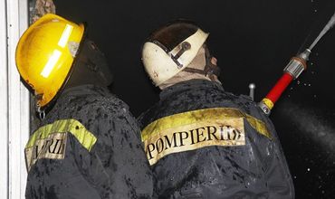 На место происшествия для борьбы с огнем прибыли два пожарных расчета.
