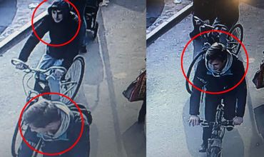 Полиция разыскивает велосипедистов за наезд на женщину на тротуаре.