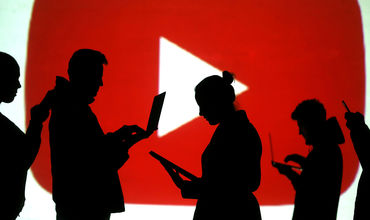 Обвиненный в распространении педофилии YouTube обещает принять меры.