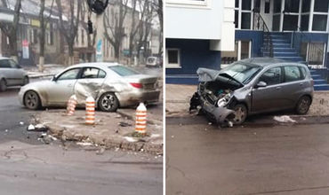 В центре Кишинева столкнулись два автомобиля.