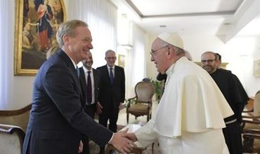 Папа Римский Франциск принял президента компании Microsoft Брэда Смита в Ватикане.
