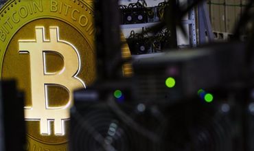 Добыча биткоина "съедает" 0,5% электричества на Земле, выяснили ученые.