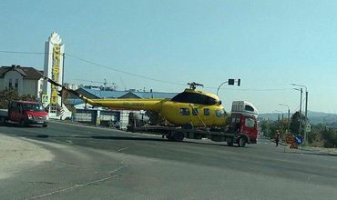 В Кишиневе грузовик перевозил вертолет без лопастей.