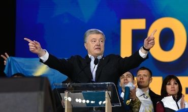По итогам выборов Зеленский набрал более 73% голосов, а действующий президент Порошенко — около 24%.