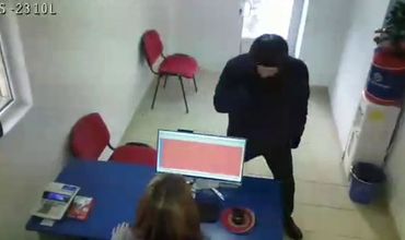 Грабителю около 30 лет. Примерный рост — 170 см.