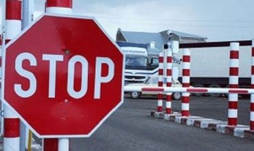 Водителям рекомендуют объезжать этот участок или выбирать другие таможенные посты.